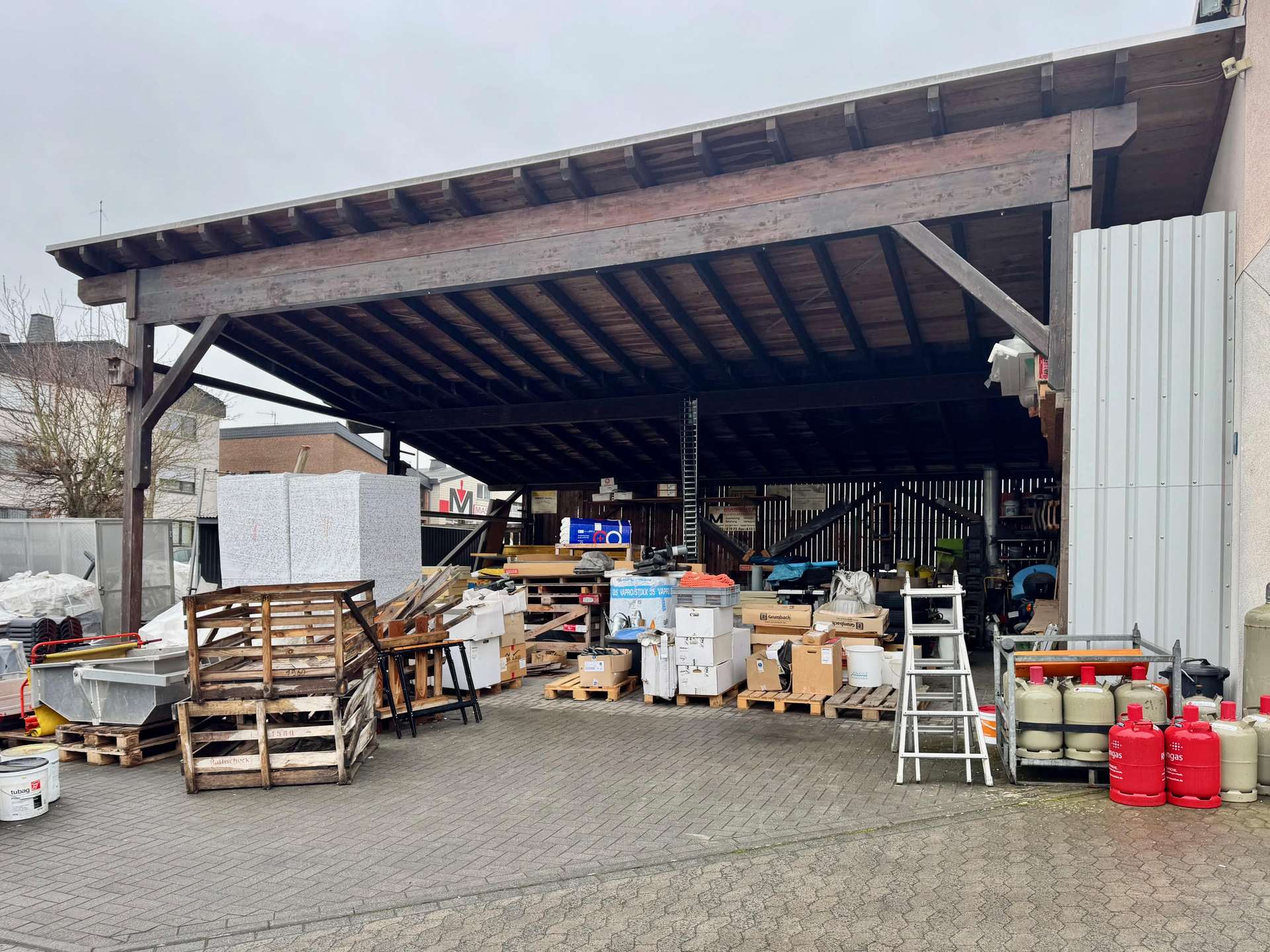 Halle, Hochlager, gro&szlig;er &uuml;berdachter Unterstand, Freifl&auml;che, B&uuml;ro etc. - alles vorhanden